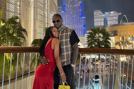 Ο Κέντρικ Ναν χαλαρώνει κάνοντας γιόγκα με τη σύντροφό του και την κόρη τους