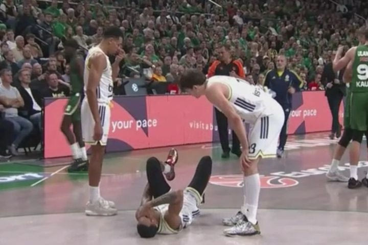 Φενέρμπαχτσε: Πολύ άτυχος ο Μπράντον Μπόστον πάτησε τον Μπάλντουιν και έφυγε υποβασταζόμενος από το ματς με την Ζάλγκιρις
