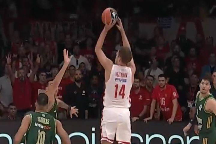 Ολυμπιακός – Παναθηναϊκός: Το buzzer beater του Βεζένκοβ στο φινάλε του πρώτου μέρους