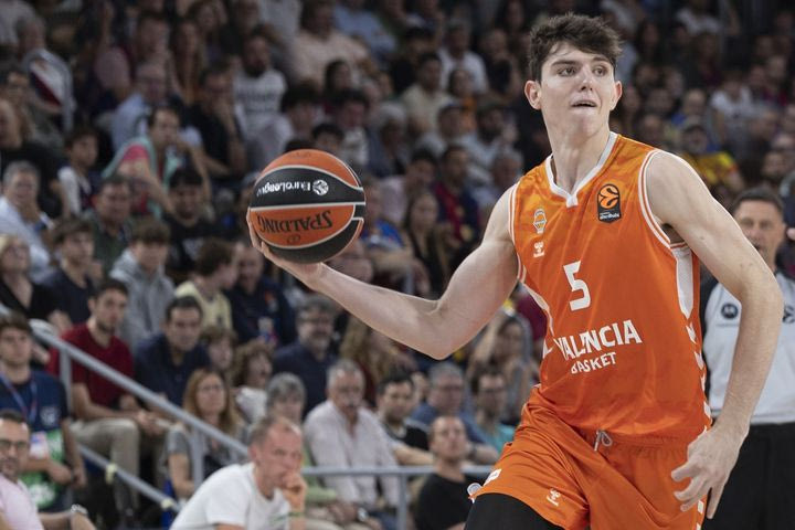 Η Βαλένθια φλέρταρε με την 100άρα και συνεχίζει πρώτη στην Ισπανία