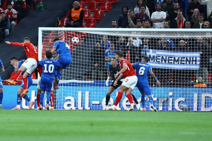 H κεφαλιά του Άντερσεν για το 2-0 της Δανίας