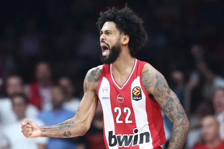 Ο έξαλλος πανηγυρισμός του Ντόρσεϊ όταν σκόραρε σε νεκρό χρόνο πάνω στο Μάικ Τζέιμς