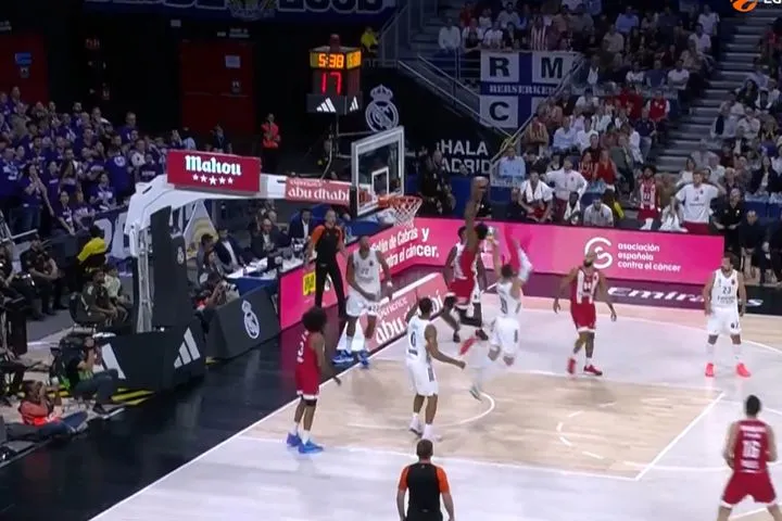 Ρεάλ – Ολυμπιακός: Απίθανο κάρφωμα του Κώστα Αντετοκούνμπο που πάτησε γερά και απογειώθηκε