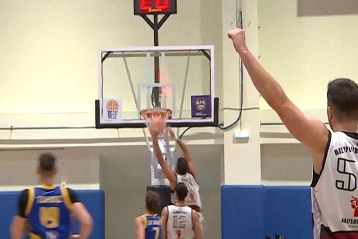 Κάρφωμα μπήκε και βγήκε στο Βίκος Ιωαννίνων – Λαύριο: Αυτή ήταν η σωστή απόφαση των διαιτητών