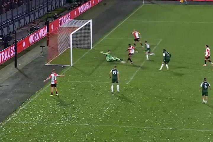 Στο 90′ ο Σμαλ από κοντά έγραψε το 3-1 για τη Φέγενορντ