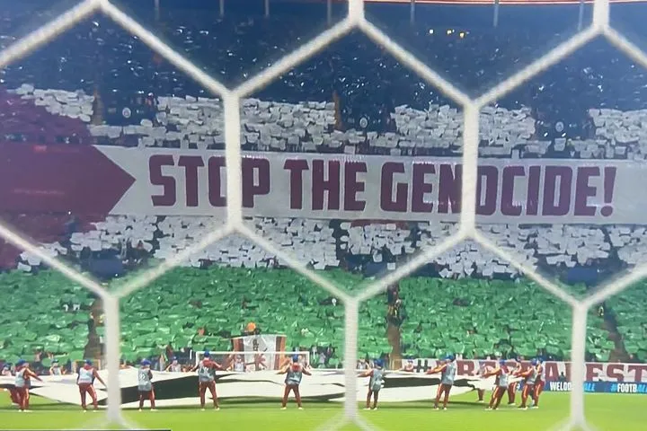 Γαλατάσαραϊ – Μπόντο Γκλιμτ: Οι Τούρκοι οπαδοί έδειξαν αλληλεγγύη στην Παλαιστίνη με τεράστιο κορεό