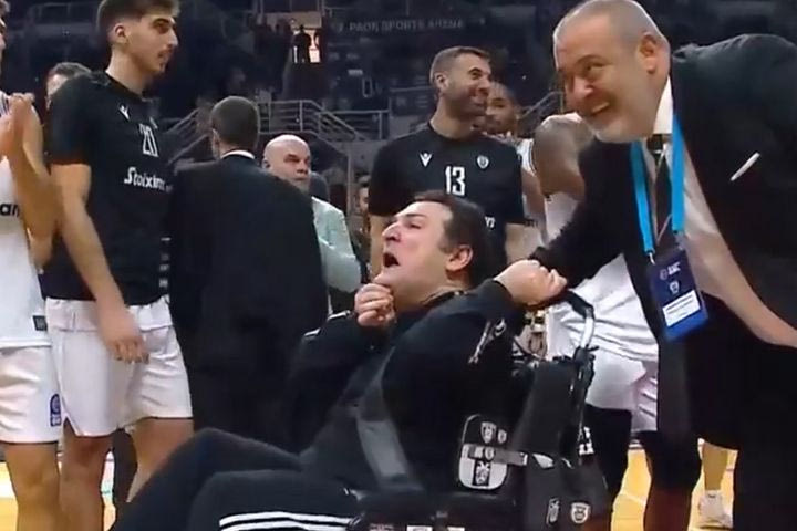 ΠΑΟΚ: Ο Γιαννάκης πανηγύρισε με τους παίκτες της ομάδας μετά τη νίκη επί του Περιστερίου