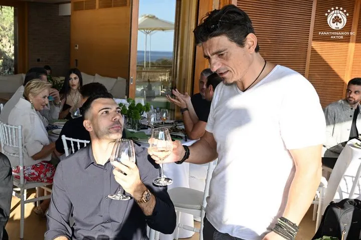Παναθηναϊκός AKTOR: Ο Δημήτρης Γιαννακόπουλος παρέθεσε οικογενειακό γεύμα σε παίκτες και επιτελείο στο σπίτι του στο Σούνιο