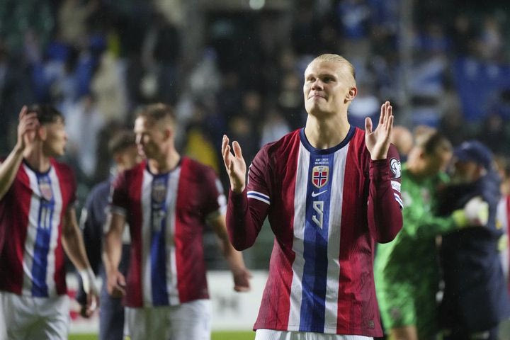 Χάλαντ: Εμφανίστηκε με σακούλες γεμάτες cheeseburgers μετά τη νίκη της Νορβηγίας