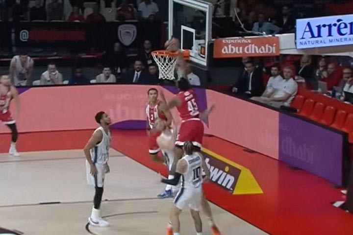 EuroLeague: Το κάρφωμα του Χολ στον Παπαγιάννη αναδείχθηκε ως η κορυφαία φάση της 4ης αγωνιστικής