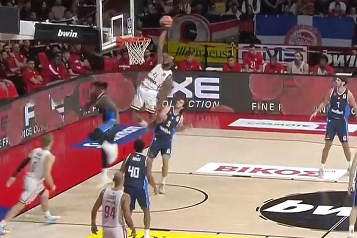 Το εντυπωσιακό alley oop του κάρφωμα από τον Ντόντα Χολ