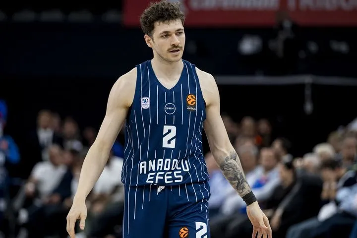 Ο Χαζέρ οδήγησε τη λαβωμένη Εφές, η Φενερμπαχτσε υπέταξε την Τουρκ Τέλεκομ