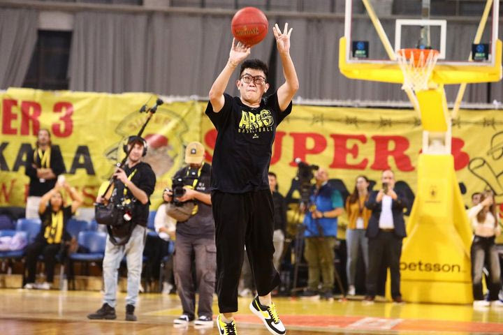 Ο Σιάο σούταρε από το κέντρο του γηπέδου στο ημίχρονο του αγώνα του Άρη με το Αμβούργο