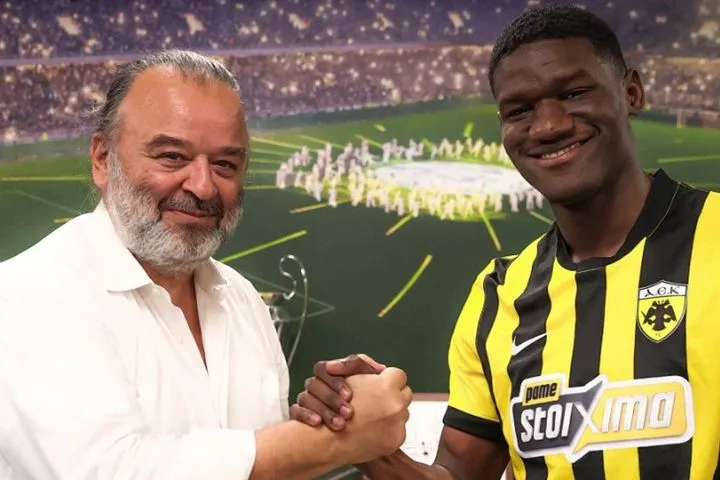 ΑΕΚ, Ζίνι: Η πατρική αγκαλιά και το φιλί του Ηλιόπουλου μετά την υπογραφή του συμβολαίου