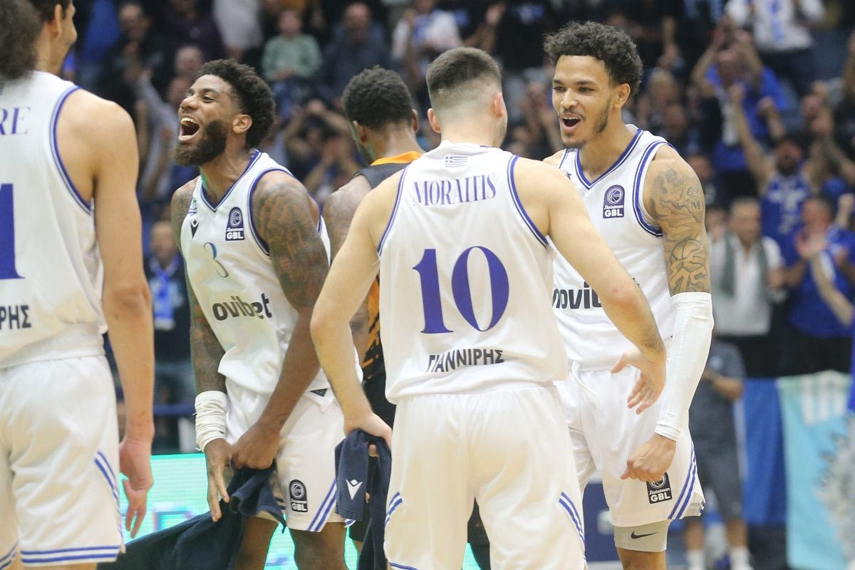 Τρομερό buzzer-beater τρίποντο του Φόστερ λίγο κάτω από το κέντρο στη λήξη του 1ου δεκαλέπτου