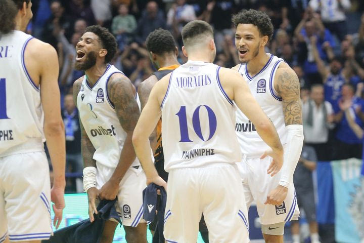 Τρομερό buzzer-beater τρίποντο του Φόστερ λίγο κάτω από το κέντρο στη λήξη του 1ου δεκαλέπτου