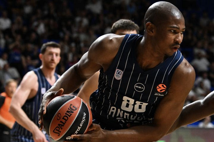 Χωρίς σέντερ η Εφές στο ντέρμπι με τη Φενέρμπαχτσε: Ο λόγος για τον οποίο τέθηκε εκτός ο Κάι Τζόουνς