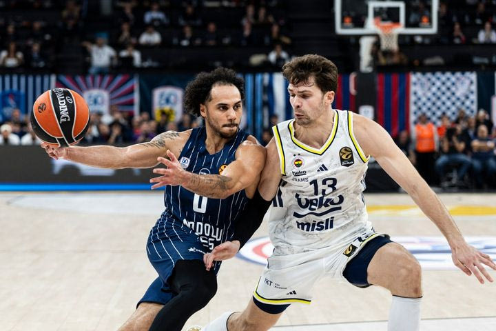 EuroLeague: Το ντέρμπι Εφές – Φενέρ μέσα από τα μάτια του Λάρκιν