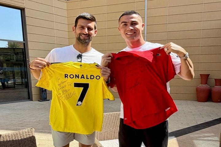 Ρονάλντο και Τζόκοβιτς: Η συνάντηση δύο “μύθων” στο Ριάντ και η συμβολική ανταλλαγή δώρων