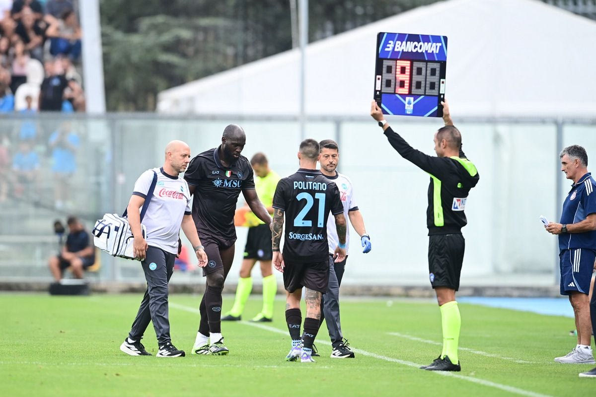 Η στιγμής της αποχώρησης του Ρομέλου Λουκάκου από το καλοκαιρινό φιλικό της Νάπολι κόντρα στον Ολυμπιακό