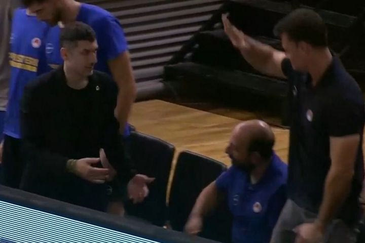 Ο Βασίλης Ξανθόπουλος συνεχάρη έναν έναν τους συνεργάτες του μετά την πρώτη νίκη της νέας καριέρας του