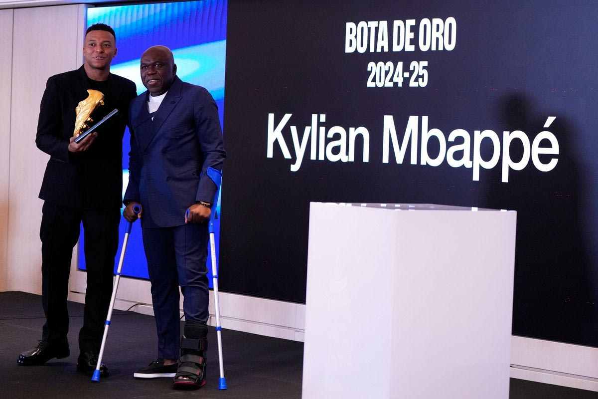 O Κιλιάν Εμπαπέ ποζάρει με καμάρι δίπλα στον πατέρα του Βιλφρίντ