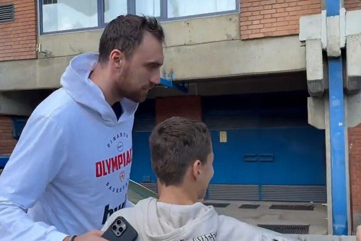 Ολυμπιακός: Θερμή υποδοχή για τους παίκτες των ερυθρολεύκων, πριν το shoot-around για το ματς με τη Μακάμπι