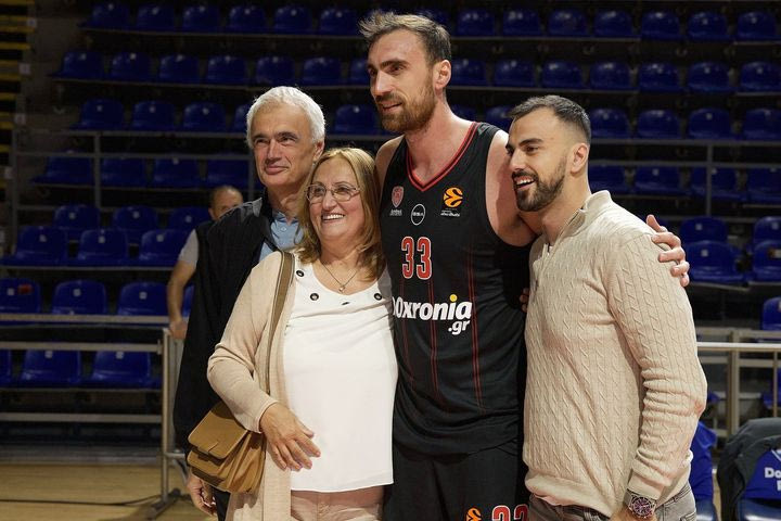 Μακάμπι – Ολυμπιακός: Ο Μιλουτίνοβ γιόρτασε με την οικογένειά του τη νίκη και την εξαιρετική του εμφάνιση
