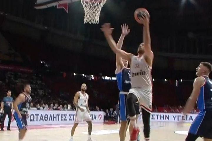 Ξέσπασε στη βάση της μπασκέτας ο Μιλουτίνοβ μετά από χαμένο λέι-απ