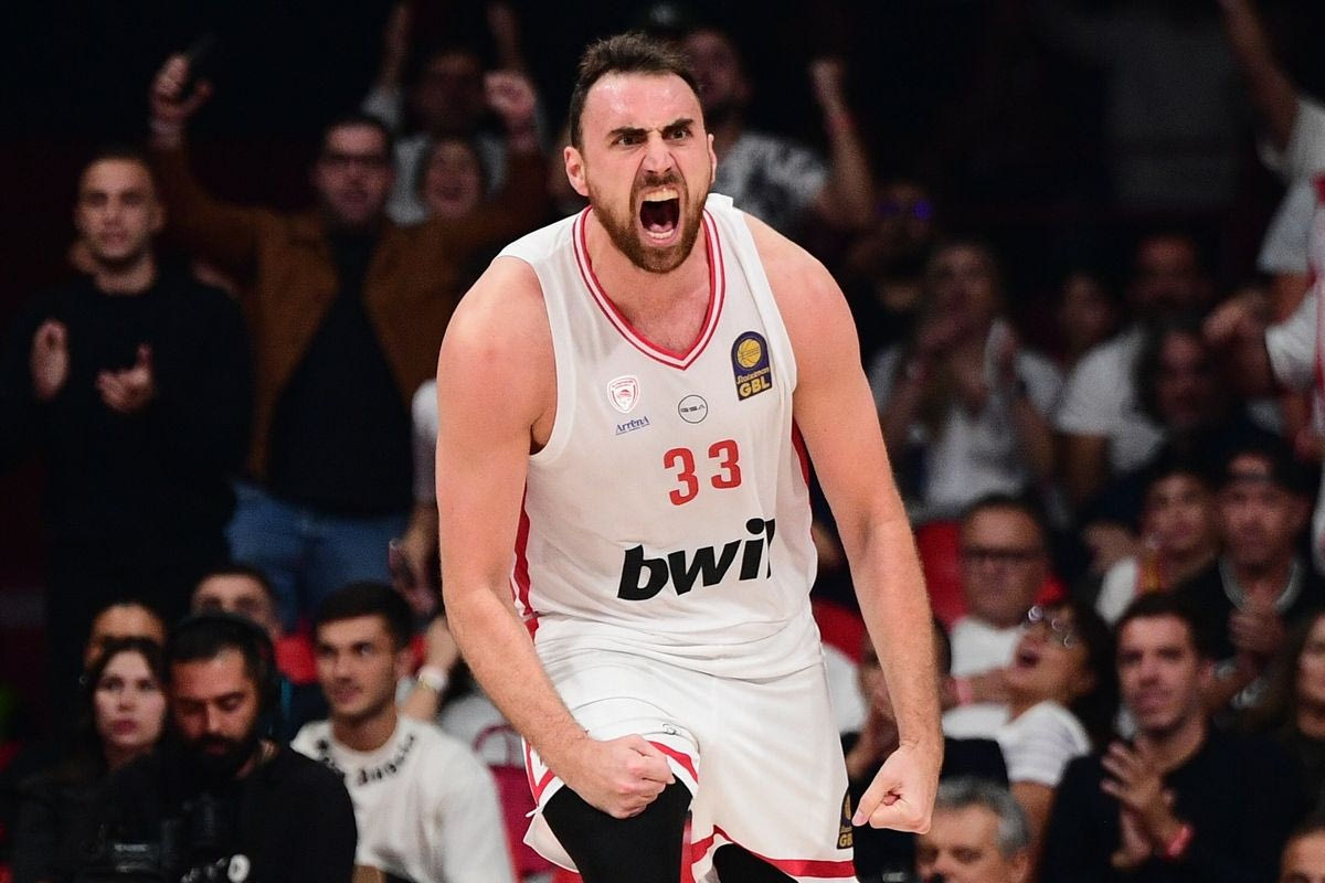 Ο Νίκολα Μιλουτίνοβ