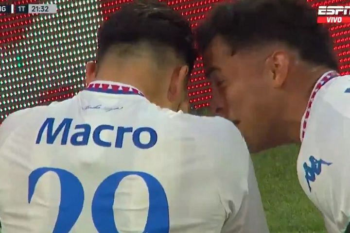 Ανατριχίλα στο Νιούελς – Τίγκρε: Ο Νάτσο Ρούσο σκόραρε και αφιέρωσε το γκολ στον πατέρα του, λίγες ώρες μετά από την κηδεία του