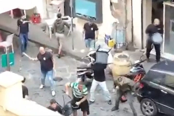 Νάπολι – Σπόρτινγκ: Βίαιες συγκρούσεις μεταξύ οπαδών των δύο ομάδων πριν από το ματς στο “Μαραντόνα”