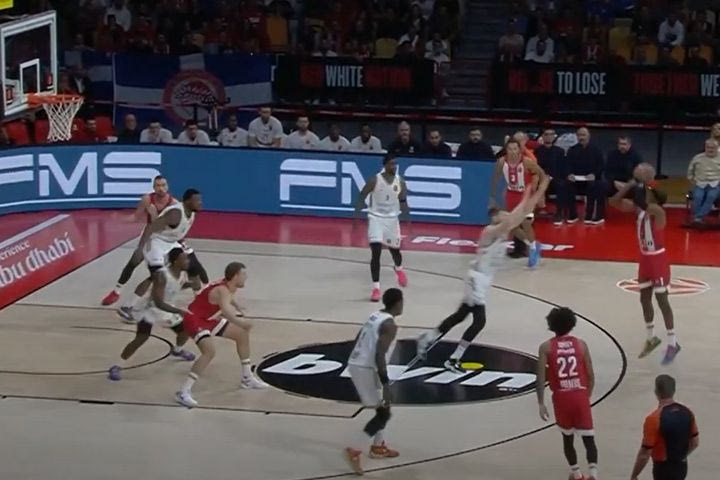 Το VIDEO του SPORT24 με το step-back τρίποντο του Νιλικίνα, που άνοιξε το σκορ κόντρα στην Dubai BC