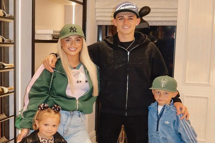 Φιλ Φόντεν: Το εντυπωσιακό δαχτυλίδι της Ρεμπέκα Κουκ που πρόδωσε την πρόταση γάμου