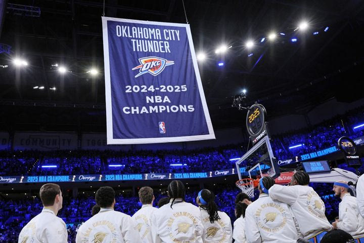 NBA: Η στιγμή που το λάβαρο των Θάντερ ανεβαίνει στην οροφή