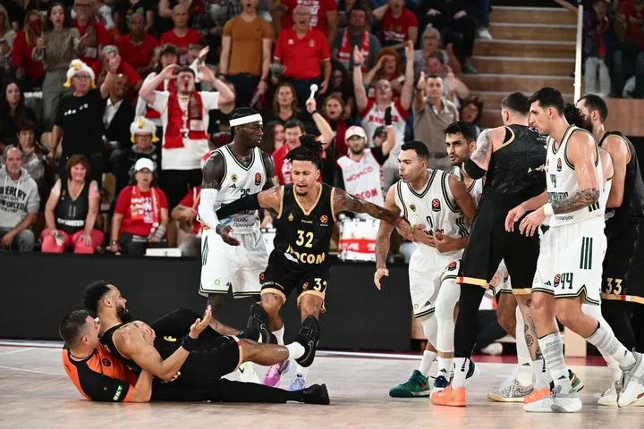 Μονακό – Παναθηναϊκός: Χαμός πριν το τέλος με Οκόμπο και Σλούκα, απίστευτη λαβή του διαιτητή στον Γάλλο γκαρντ