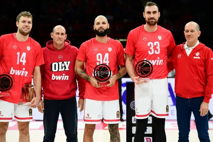 Ολυμπιακός: Βράβευση και των Φουρνιέ και Μιλουτίνοβ πριν από το Ολυμπιακός – Πανιώνιος