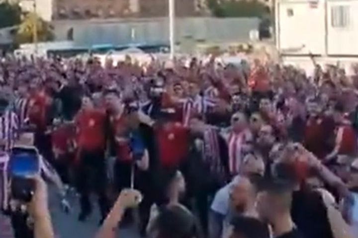 Μπαρτσελόνα – Ολυμπιακός: Οι φίλοι των Πειραιωτών έδωσαν ερυθρόλευκο χρώμα στο κέντρο της Βαρκελώνης