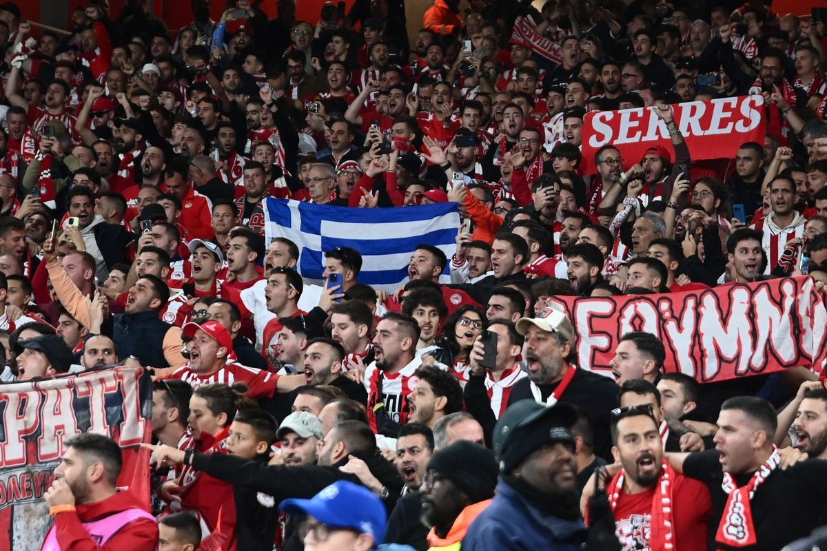 Η είσοδος των παικτών του Ολυμπιακού στο χορτάρι του Έμιρεϊτς και η αποθέωση από τους 3.500 οπαδούς τους