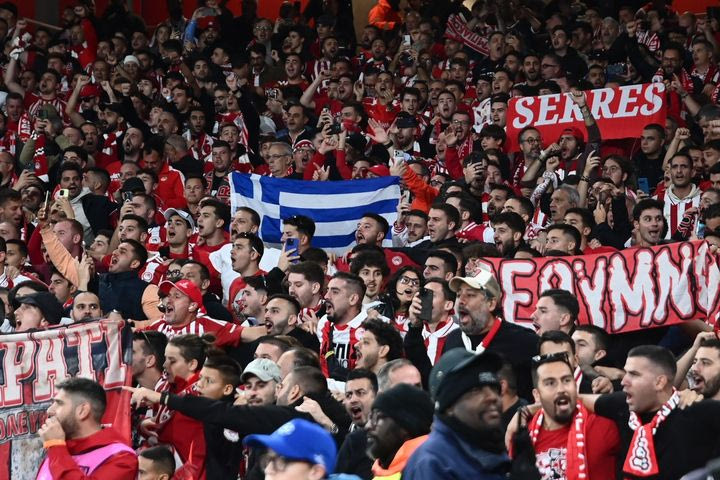 Η είσοδος των παικτών του Ολυμπιακού στο χορτάρι του Έμιρεϊτς και η αποθέωση από τους 3.500 οπαδούς τους