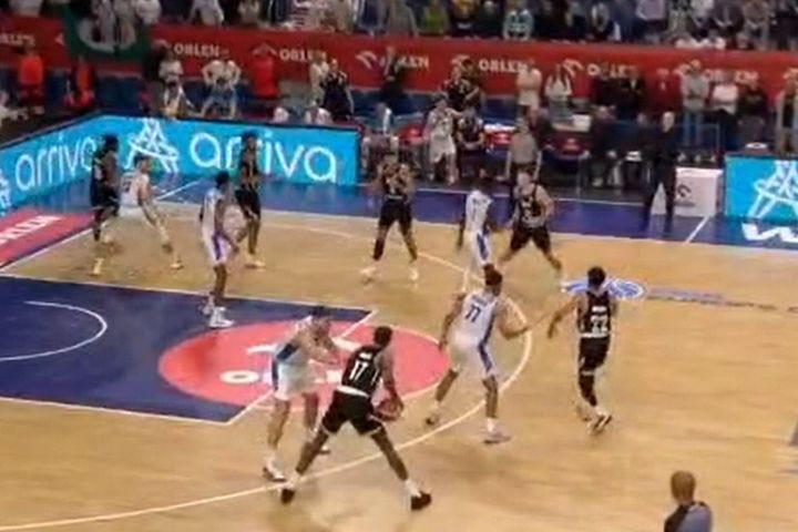 Δεν γίνονται αυτά: Ο ΠΑΟΚ ξεκίνησε να κάνει επίθεση κόντρα στην Ανβίλ με 6 παίκτες και οι διαιτητές δεν κατάλαβαν τίποτα