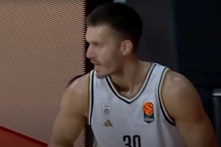 To VIDEO του SPORT24 από τις αποδοκιμασίες του κόσμου του Ολυμπιακού στον Φιλίπ Πετρούσεβ