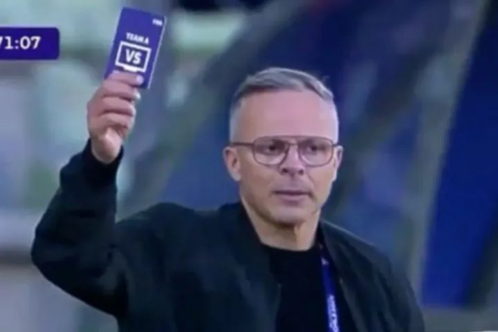 Ιστορική στιγμή για το ποδόσφαιρο: Προπονητής σήκωσε “μωβ κάρτα” και έκανε Challenge