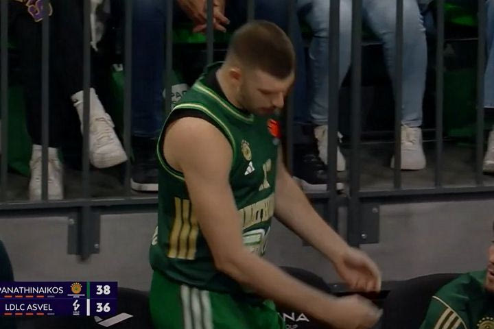 Παναθηναϊκός AKTOR: Το VIDEO του SPORT24 με τον Νίκο Ρογκαβόπουλο να επιστρέφει στον πάγκο, φορώντας λάθος σορτσάκι