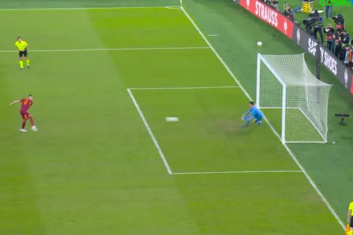 Δεν ξανάγινε, η Ρόμα έχασε τρεις φορές το ίδιο πέναλτι, ήρωας ο Οζέρ