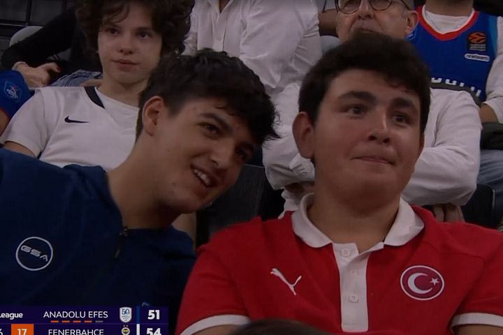 Εφές-Φενέρμπαχτσε: Ο γιος του Εργκίν Αταμάν με φανέλα εθνικής Τουρκίας παρακολούθησε το ντέρμπι