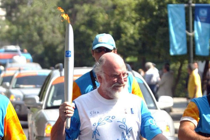 Σαββόπουλος, “Ασ’ κρατήσουν οι χοροί”: Το τραγούδι συνώνυμο του εορτασμού για μια ολόκληρη γενιά