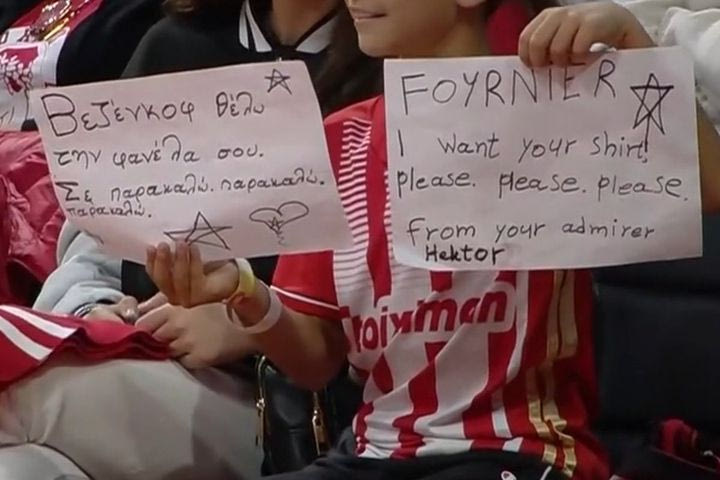 Ολυμπιακός: Όμορφες εικόνες στο ΣΕΦ με περισσότερους από 4 χιλιάδες θεατές και πολλά παιδιά