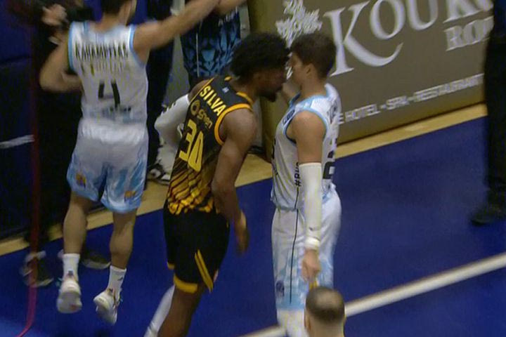 Κολοσσός – ΑΕΚ: Αποβολή του Κρις Σίλβα για κουτουλιά στον Γκαλβανίνι