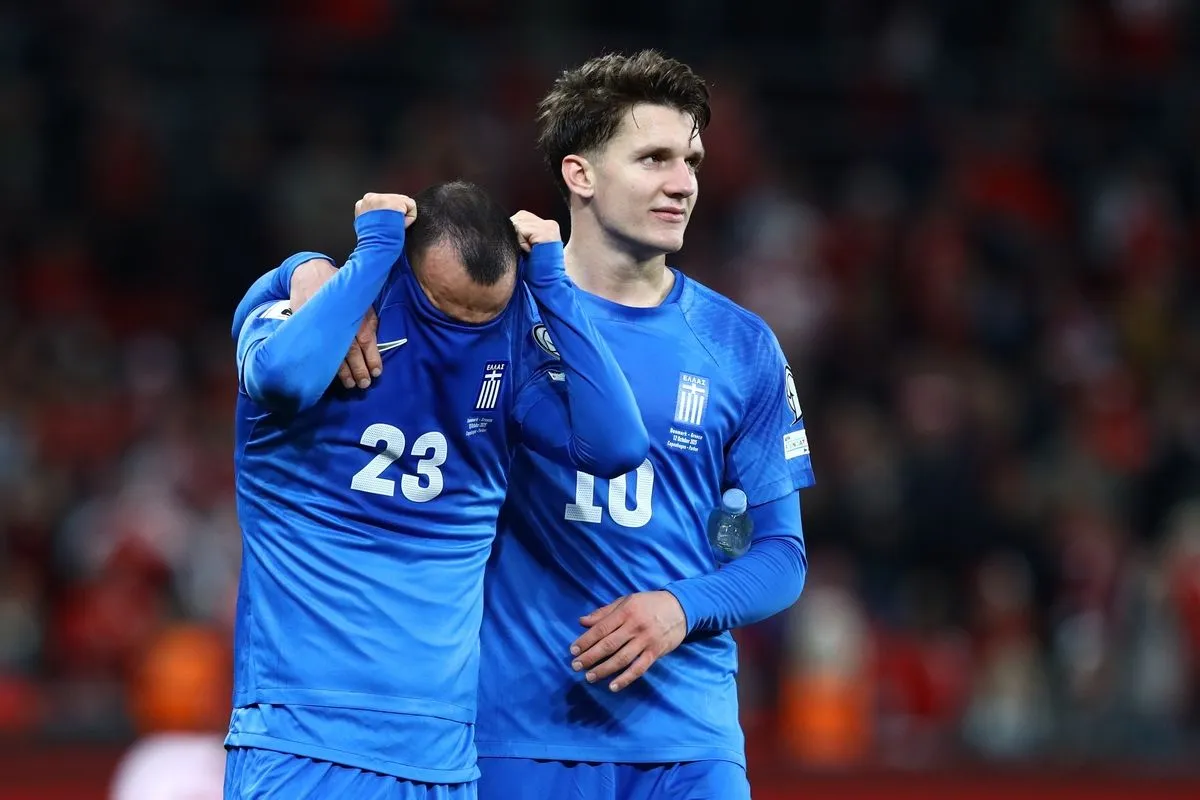 Ο Χρήστος Τζόλης παρηγορεί τον Μανώλη Σιώπη